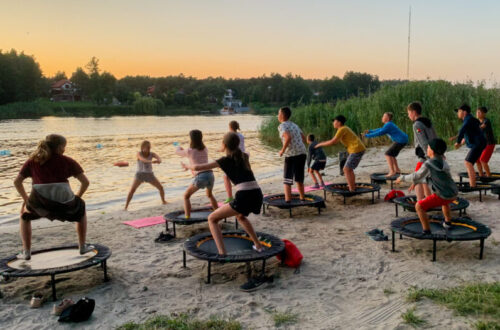 trampoliny, brzeg jeziora, jumping fitness